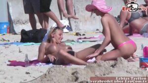 Versteckte Kamera erfasst deutsche Lesben am Strand von Mallorca