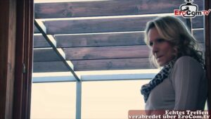 Deutsche Blondschopf-Dame genießt anale Liebkosung durch Reinigungsfachkraft