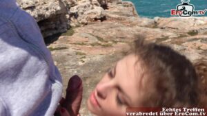 Naturlockige Dame genießt Freiluftvergnügen auf Mallorca